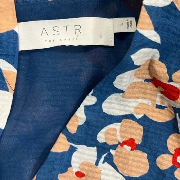 ASTR The Label Flutter Sleeve
Cutout Floral Mini Dress Large - Picture 6 of 6